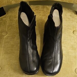 AEROSOLES Sleek Black Ankle Boots
